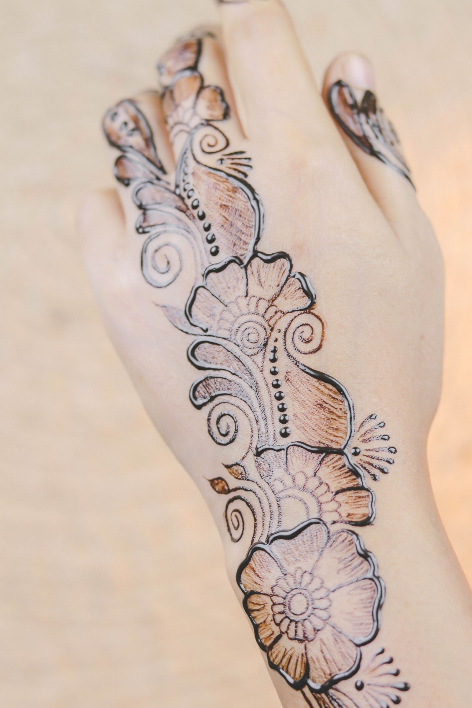 Canon EOS 80D + Canon EF 50mm F1.8 STM sample photo. Henna, hands, mehendi photography