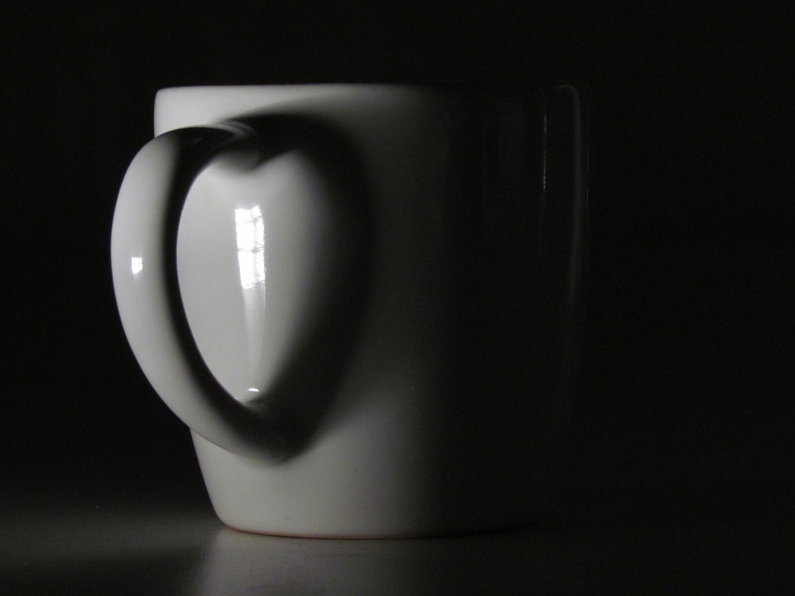Canon PowerShot SX30 IS sample photo. Mug, shadow, heart photography
