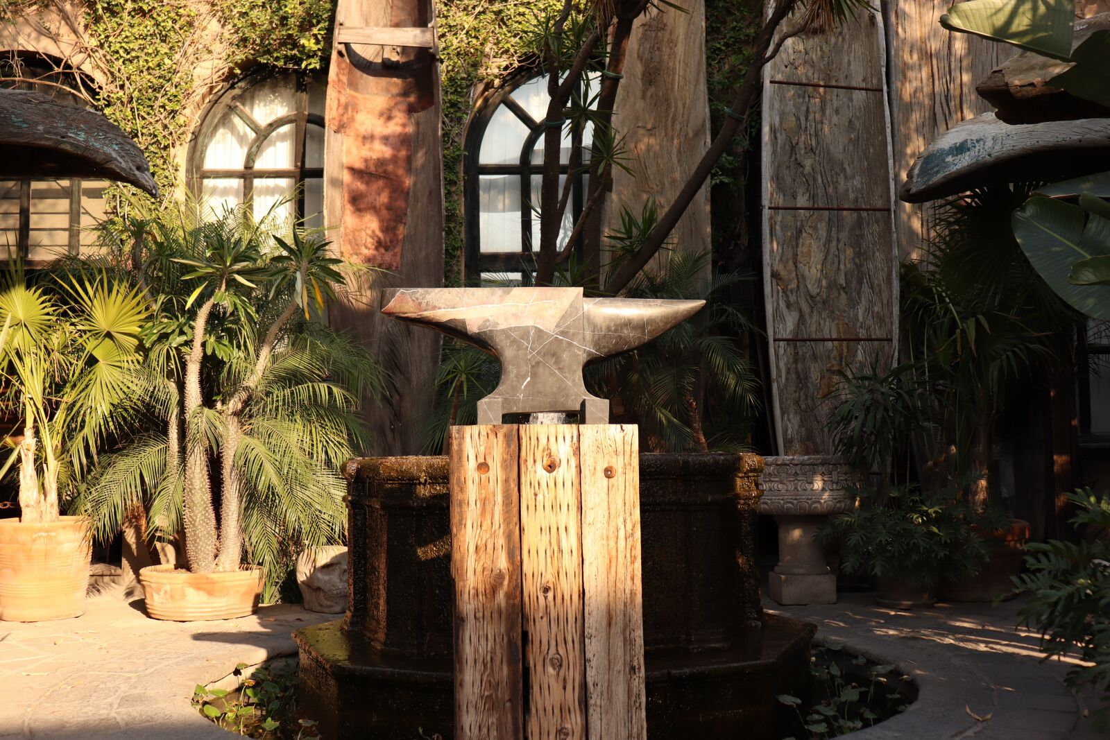 Canon EOS 200D (EOS Rebel SL2 / EOS Kiss X9) sample photo. Anvil, scene, town photography