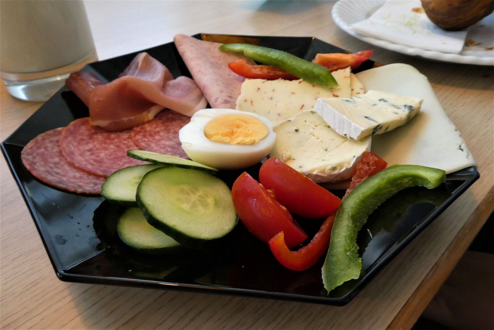 Panasonic Lumix DC-ZS70 (Lumix DC-TZ90) sample photo. Spreads, sausage, cheese photography