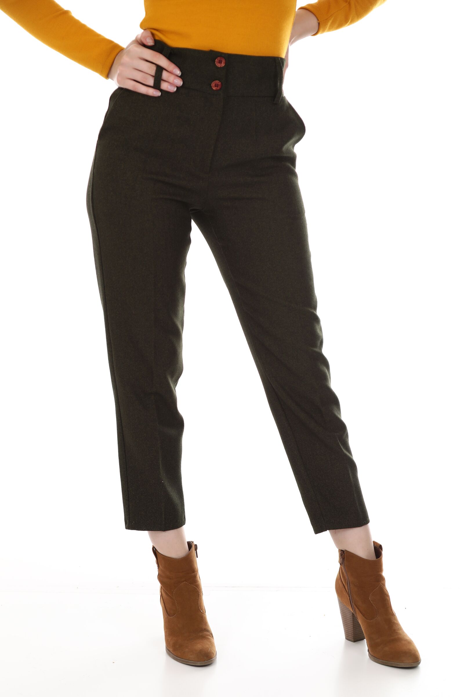 Canon EOS 5D Mark IV sample photo. Pants, shoes, heels photography