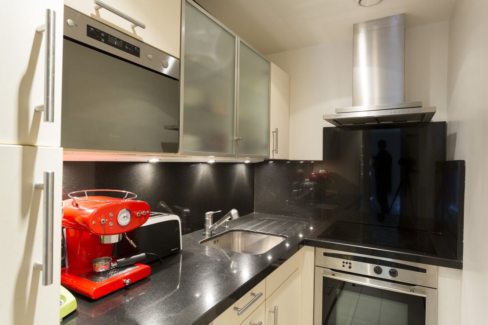 Canon EF 17-40mm F4L USM sample photo. Kitchen, furniture, appliances photography
