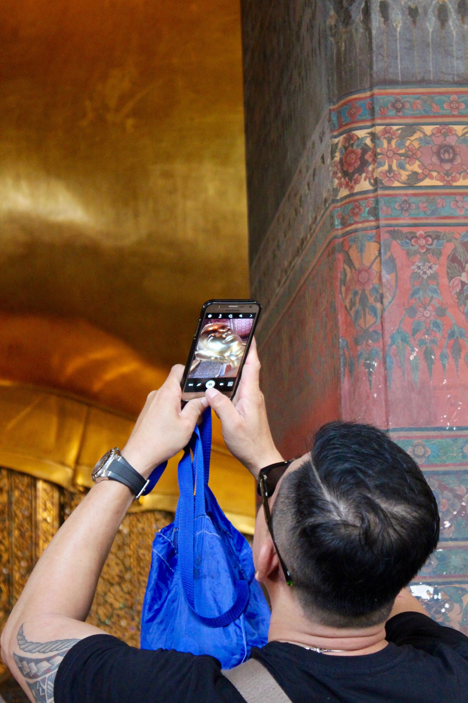 Canon EOS 600D (Rebel EOS T3i / EOS Kiss X5) sample photo. Buddha, smartphone, gold photography