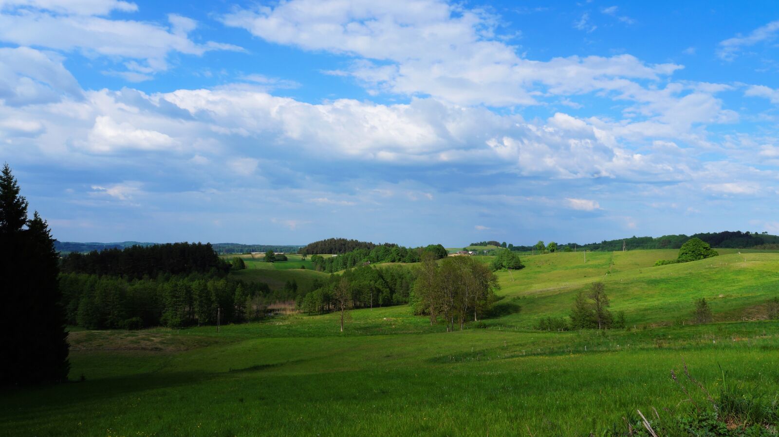 Sony Alpha a3000 + Sony E 18-55mm F3.5-5.6 OSS sample photo. Landscape, clouds, meadow photography
