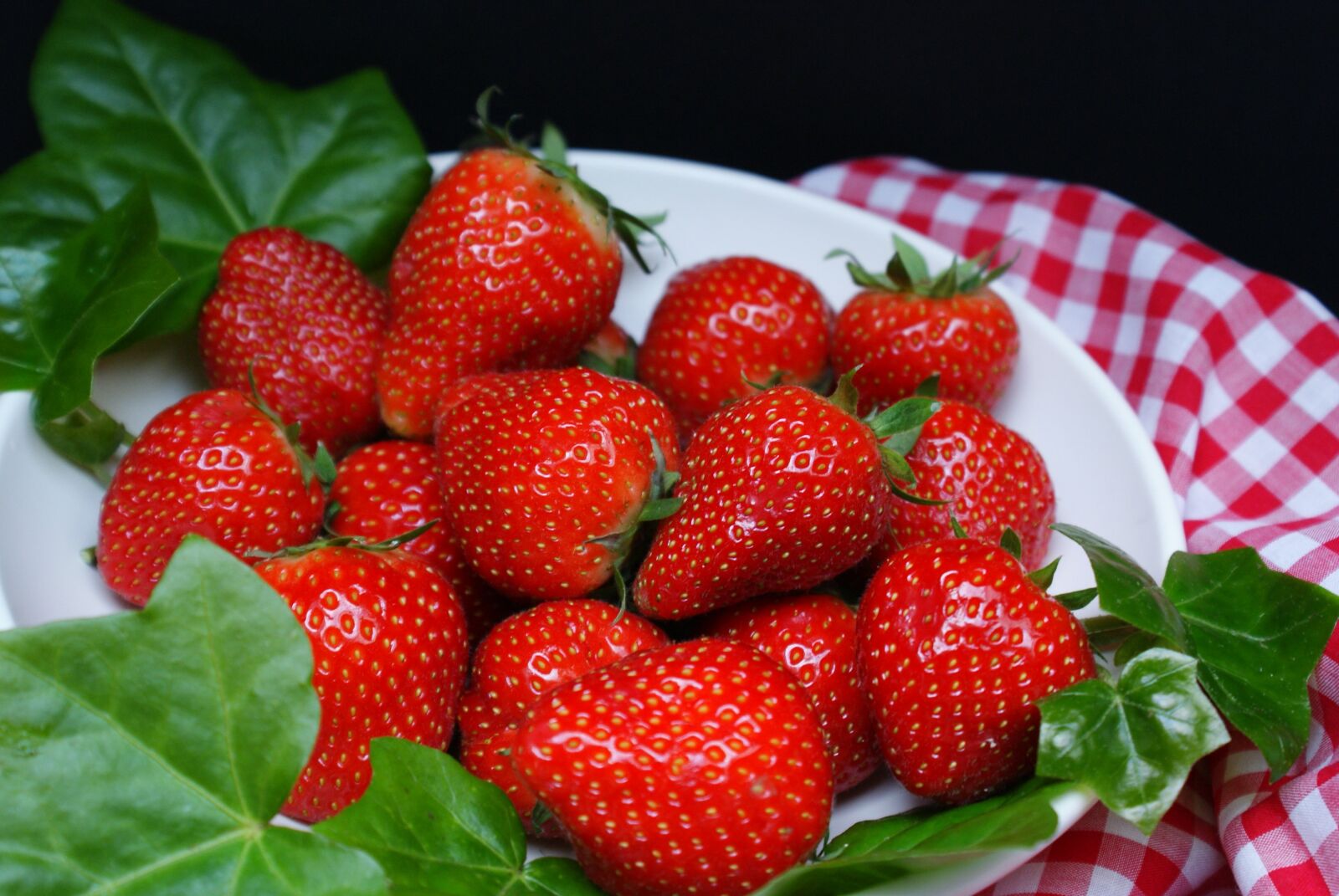 Sony Alpha DSLR-A300 sample photo. Strawberries, red, fruits photography