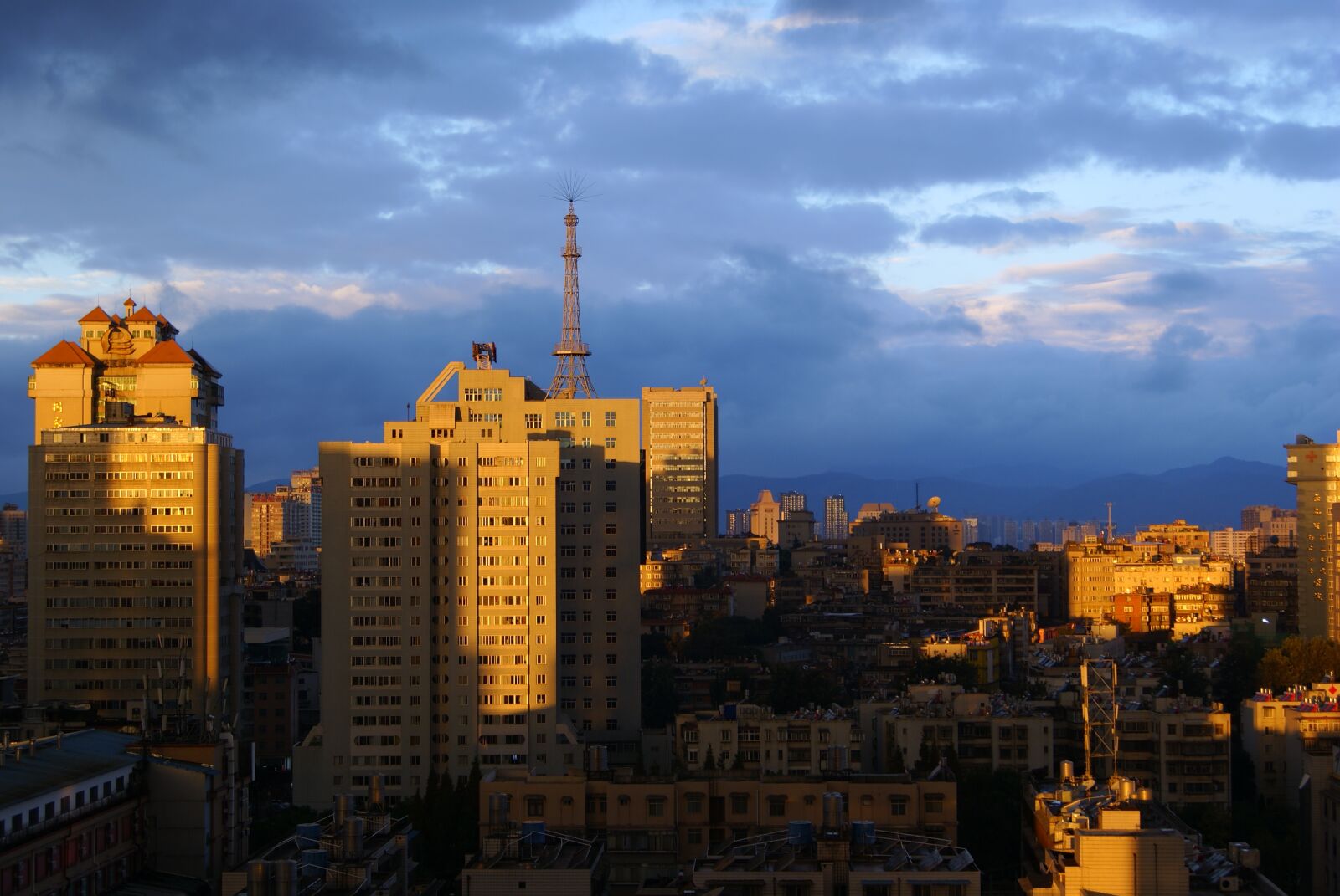 Sony Alpha DSLR-A230 sample photo. Sunrise, dawn, city photography