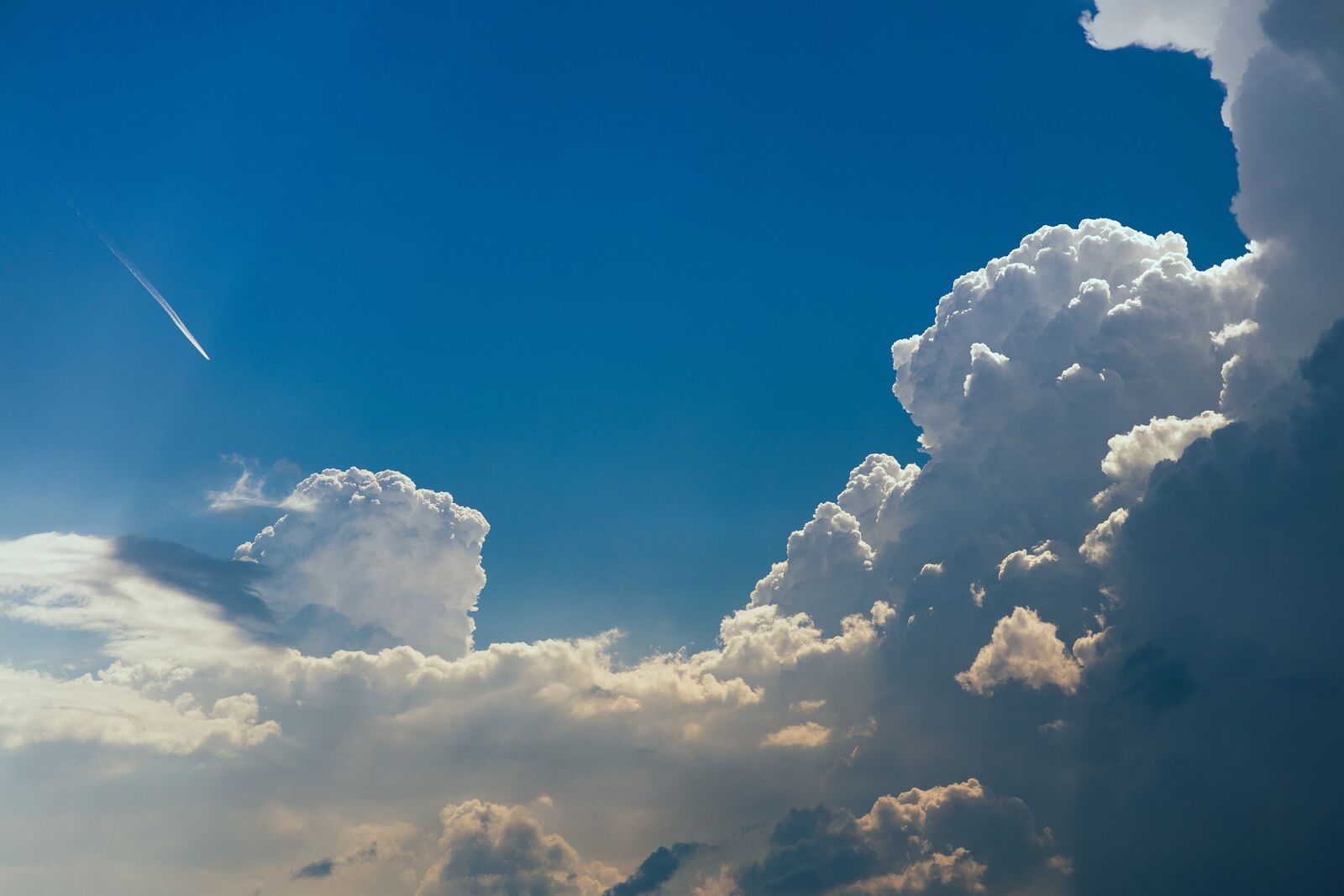 Canon RF 24-105mm F4L IS USM sample photo. Sky, clouds, the plane photography