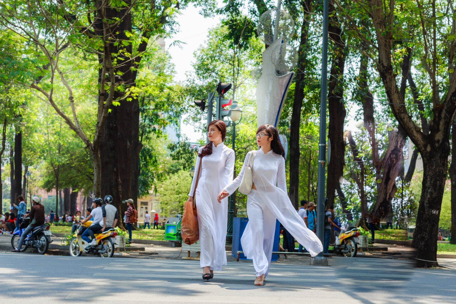 Canon EOS 6D + Canon EF 50mm F1.4 USM sample photo. Vietnam, long coat, page photography