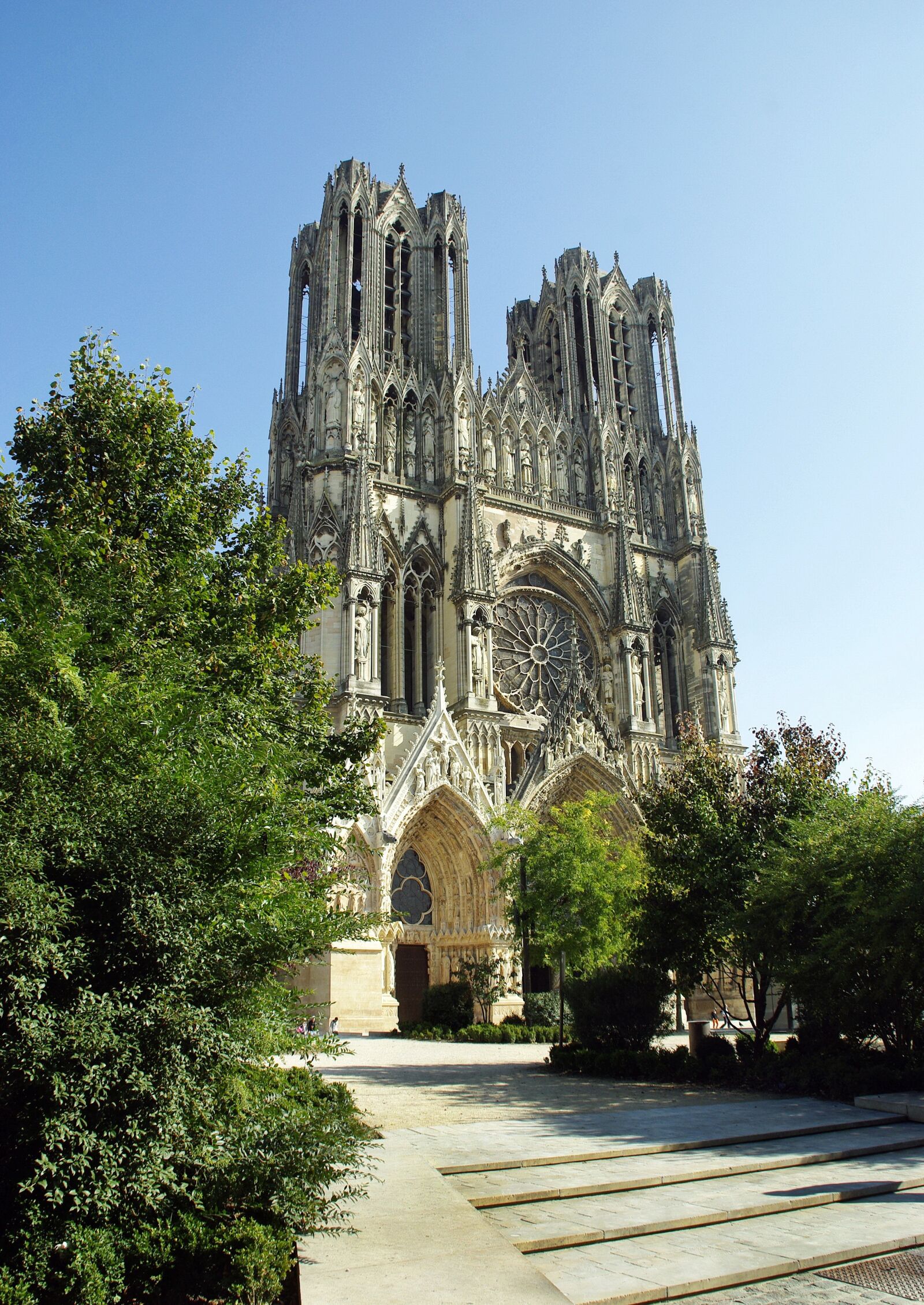Pentax K200D sample photo. Reims, cathedral, parvis photography