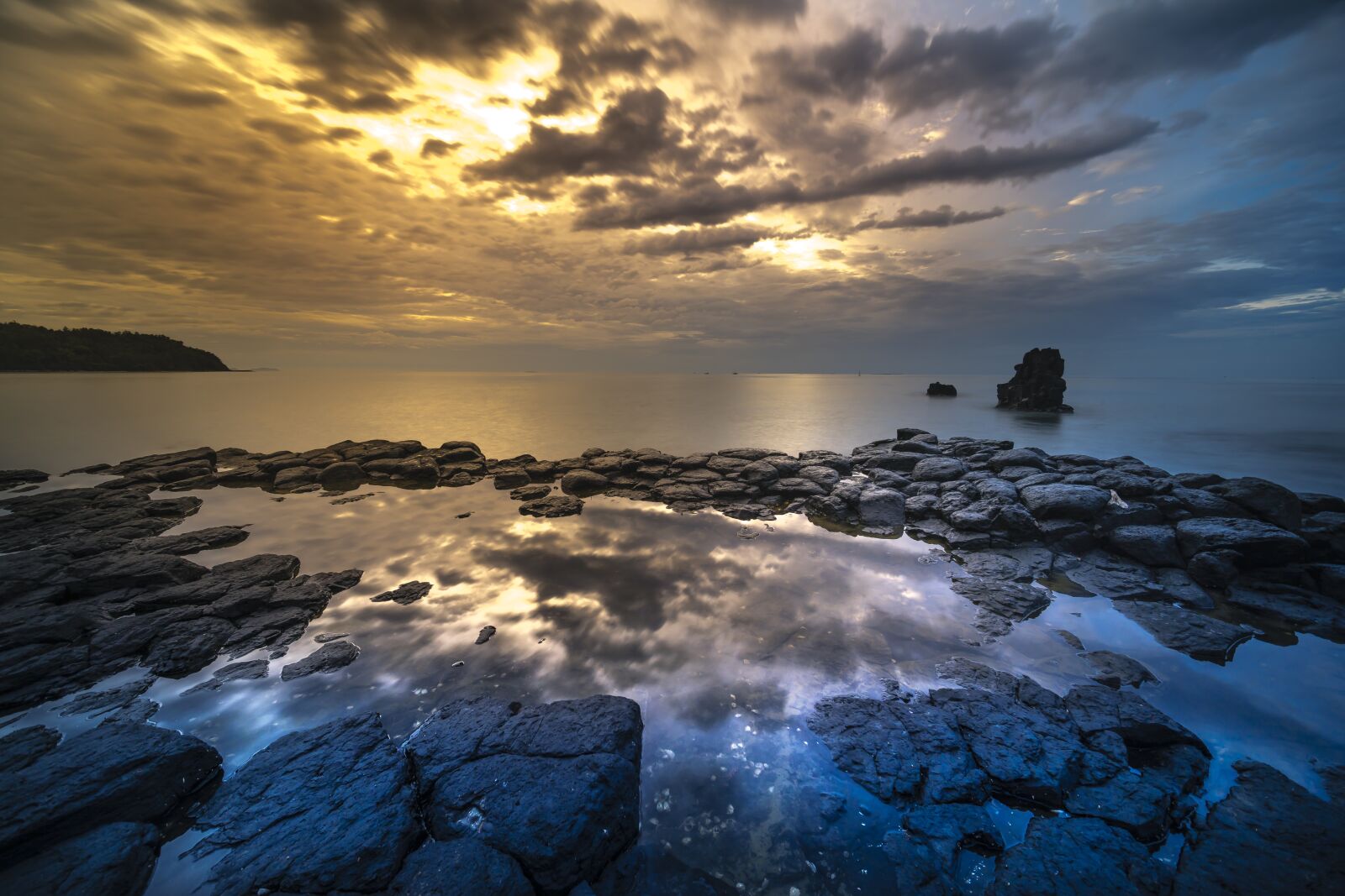 Sony a7R II + Voigtlander ULTRA WIDE-HELIAR 12mm F5.6 III sample photo. Volcanic rock, coral, adventure photography
