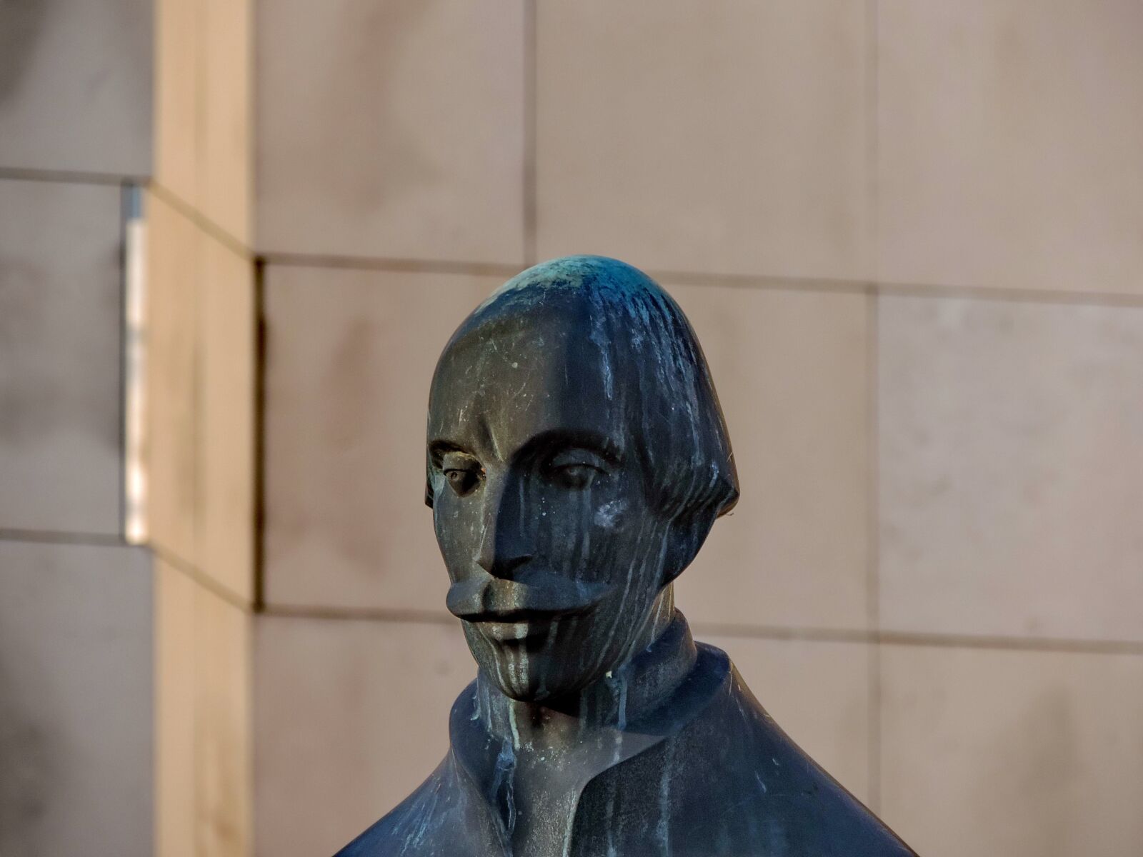 Nikon Coolpix P520 sample photo. Bronze, bust, downtown, urban photography