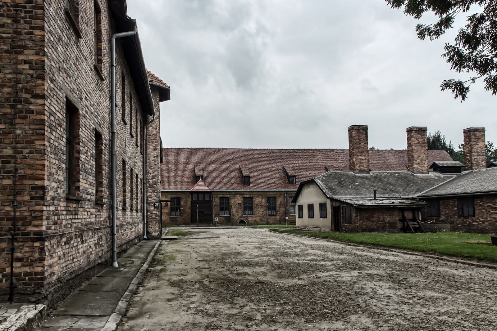 Canon EOS 600D (Rebel EOS T3i / EOS Kiss X5) sample photo. Auschwitz 1, auschwitz, poland photography