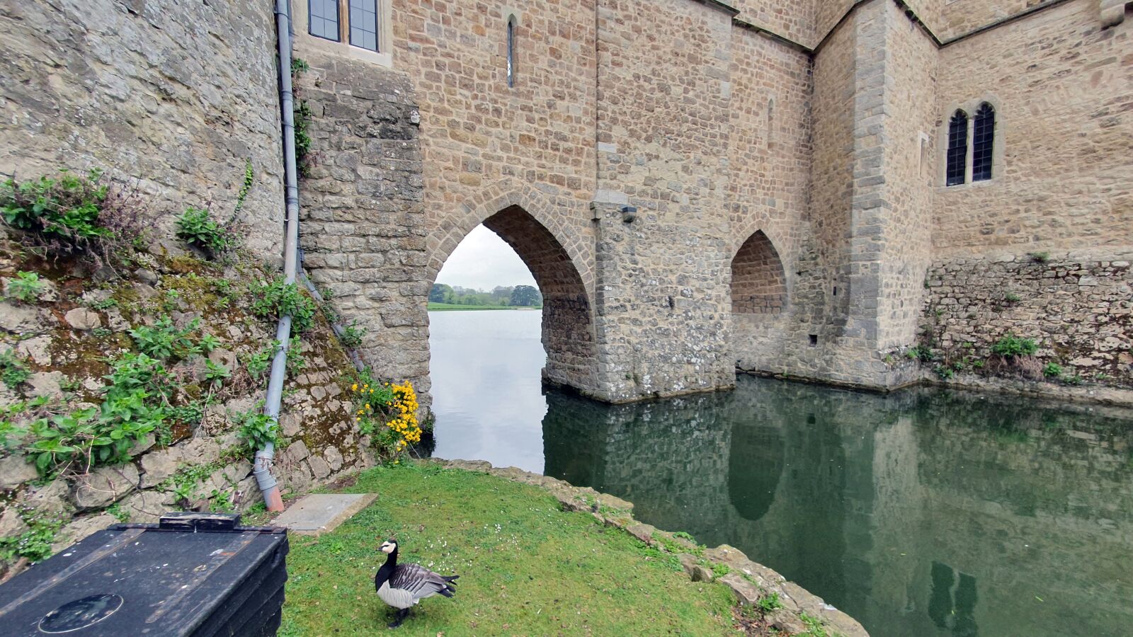 Samsung Galaxy S10 sample photo. Leeds, castle, lake photography