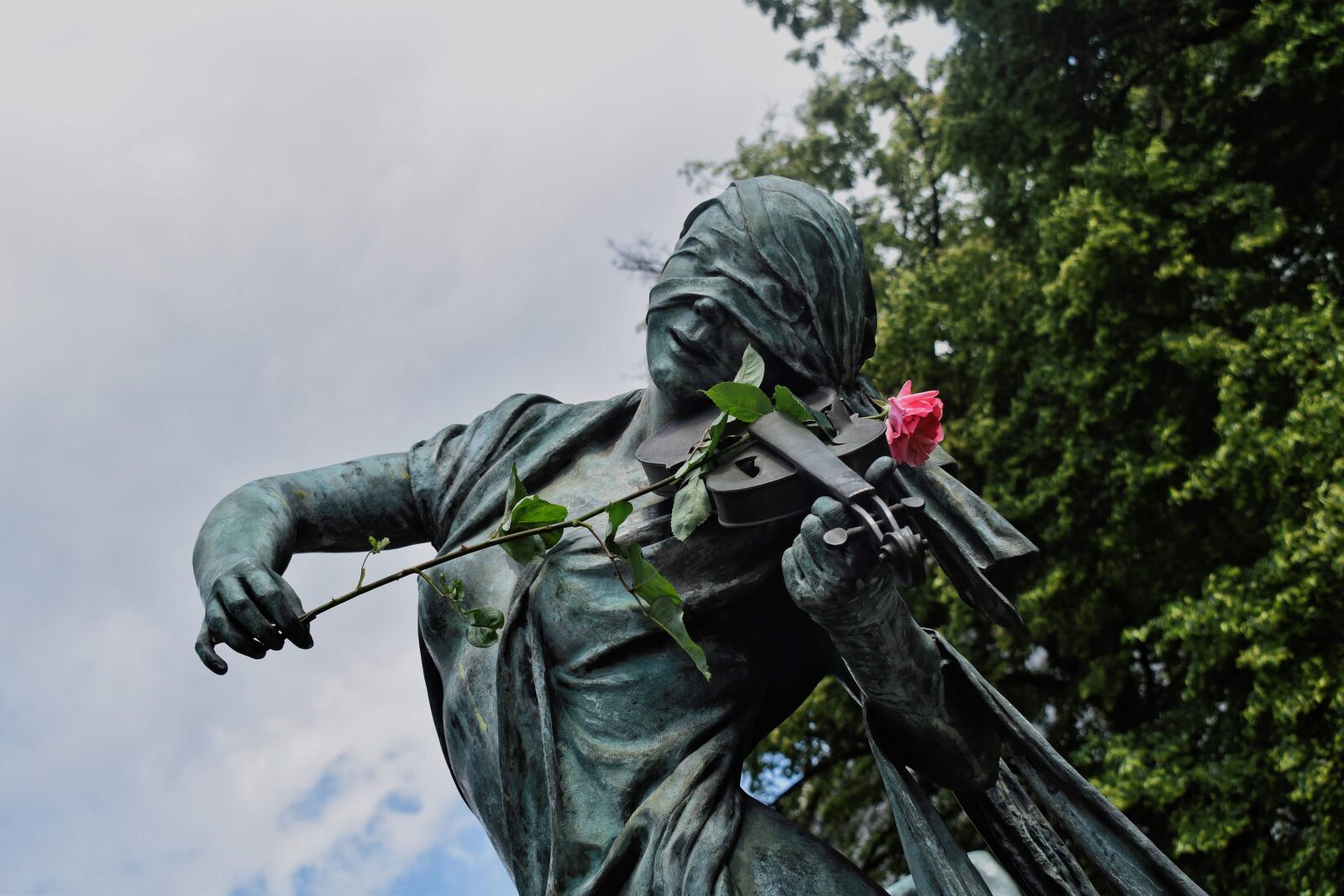 Nikon D3500 sample photo. Statue, violin, prague photography
