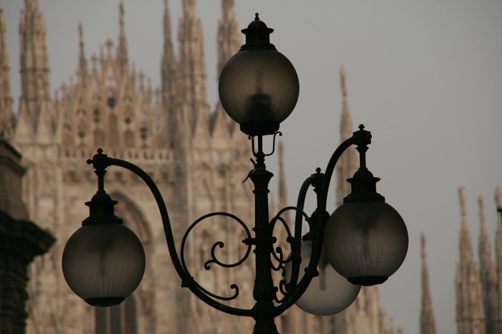 Canon EOS 400D (EOS Digital Rebel XTi / EOS Kiss Digital X) sample photo. Old, milan cathedral photography