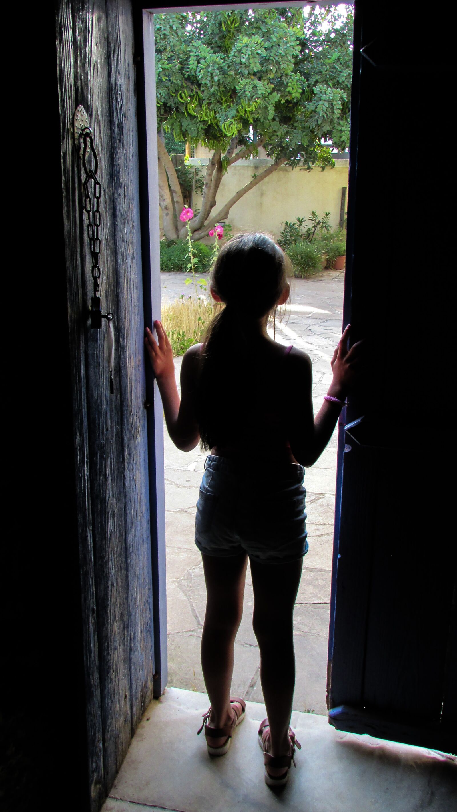 Canon PowerShot SX400 IS sample photo. Girl, door, shadow photography
