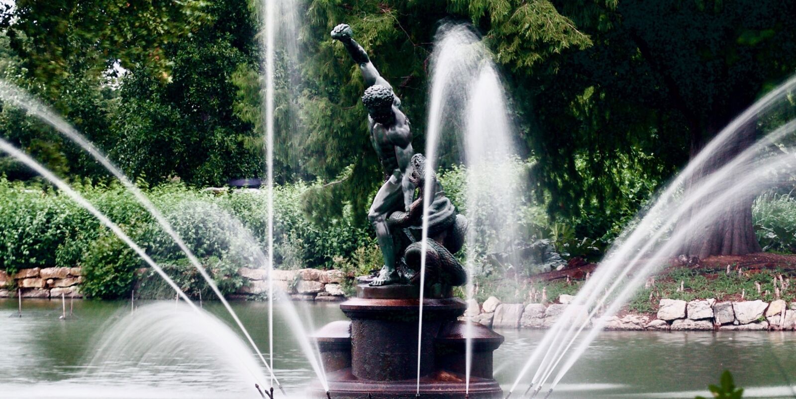 Canon EOS 1100D (EOS Rebel T3 / EOS Kiss X50) + Canon EF 50mm F1.8 STM sample photo. Fountain, statue, kew photography