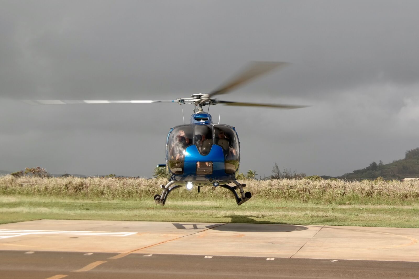 Samsung NX300 sample photo. Helicopter, departure, landing photography