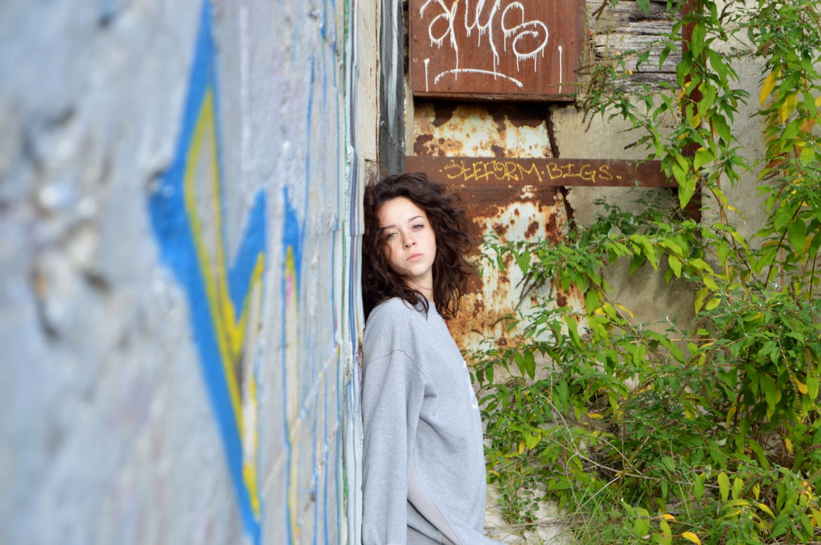 Nikon D3200 sample photo. Wall, woman, color photography