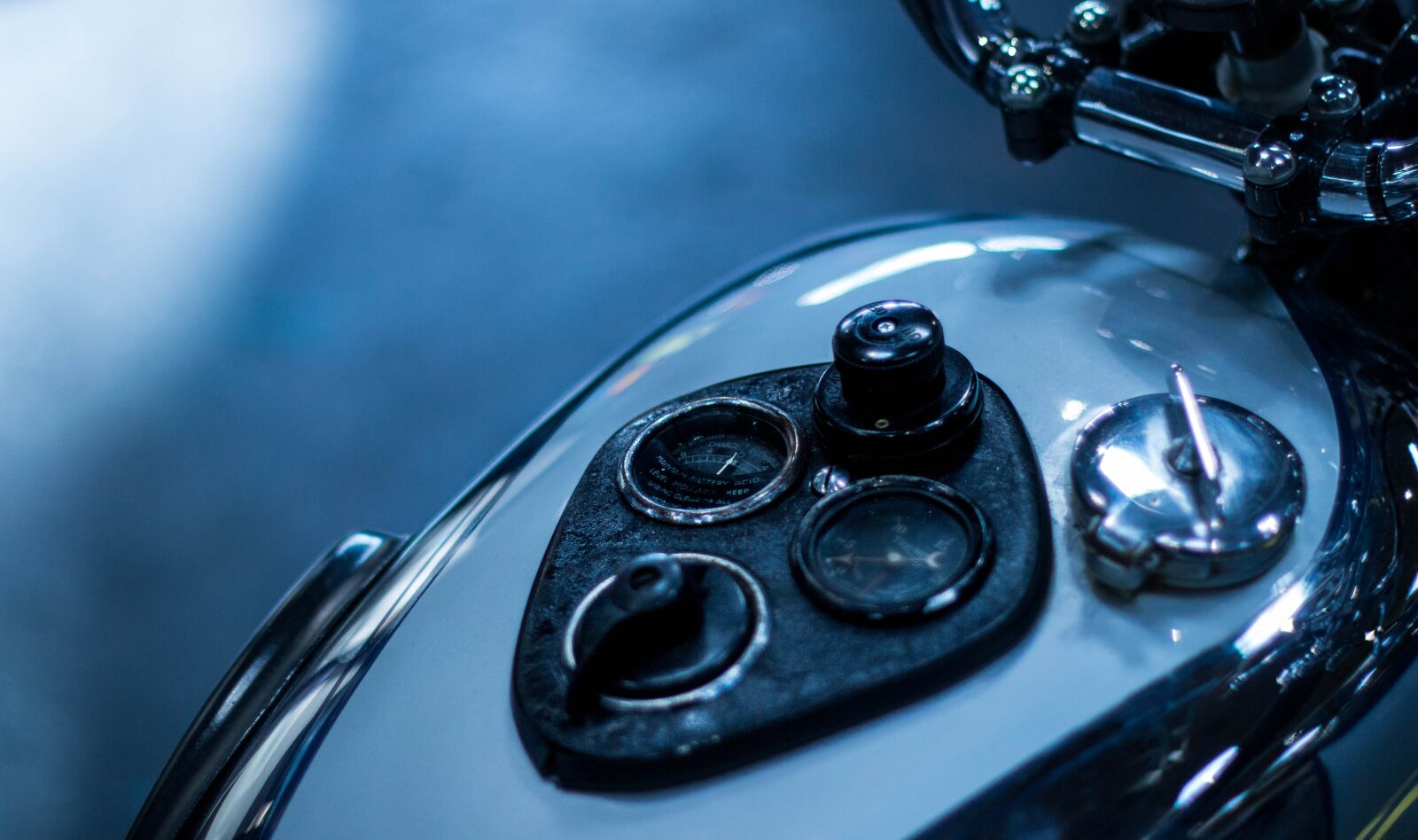 Canon EOS 70D + Canon EF 50mm F1.4 USM sample photo. Wheel, car, auto photography