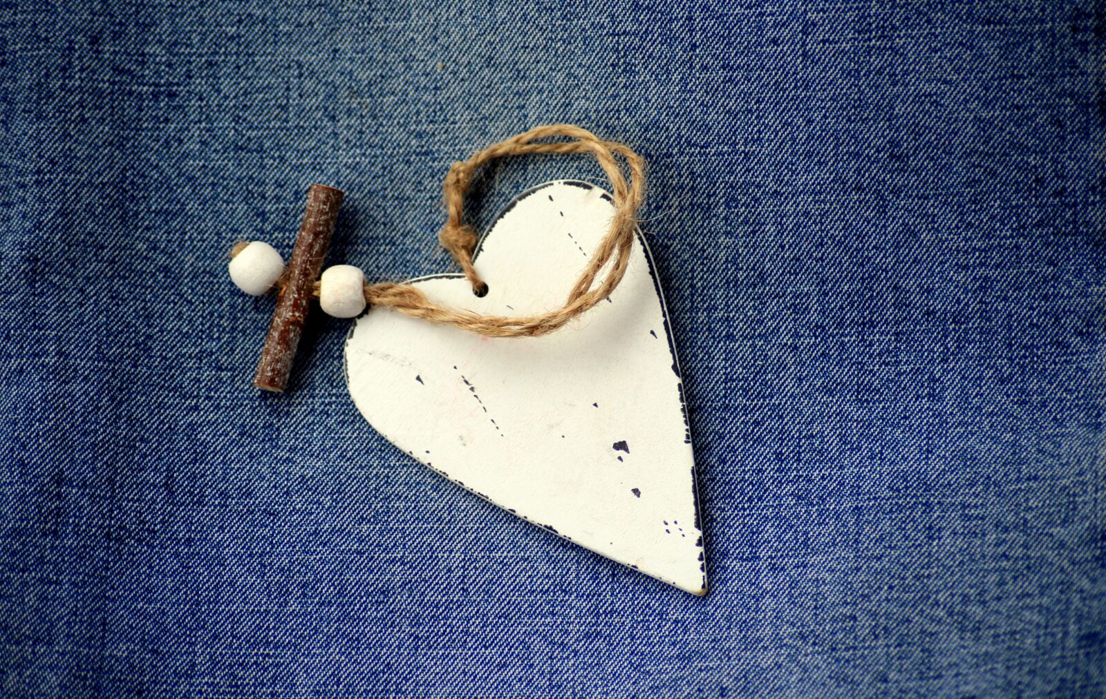 Canon EOS 1200D (EOS Rebel T5 / EOS Kiss X70 / EOS Hi) sample photo. Heart, symbol, jeans photography
