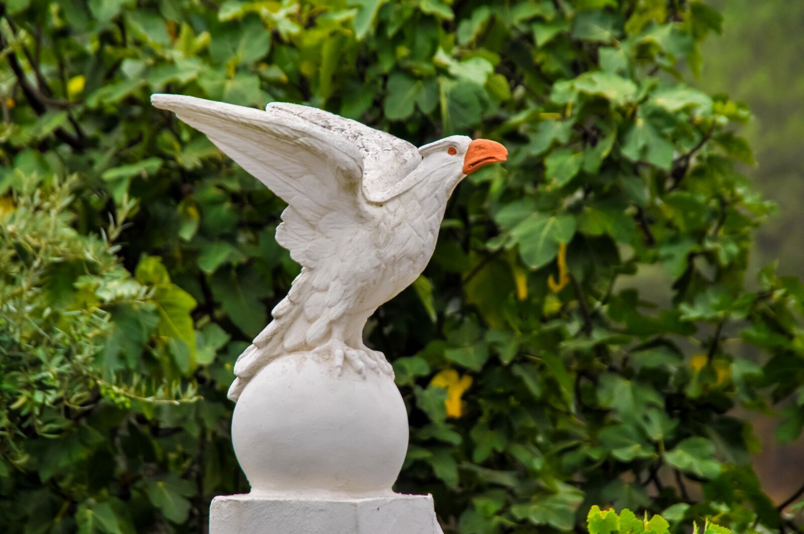 Nikon D90 sample photo. Eagle, statue, leaves photography