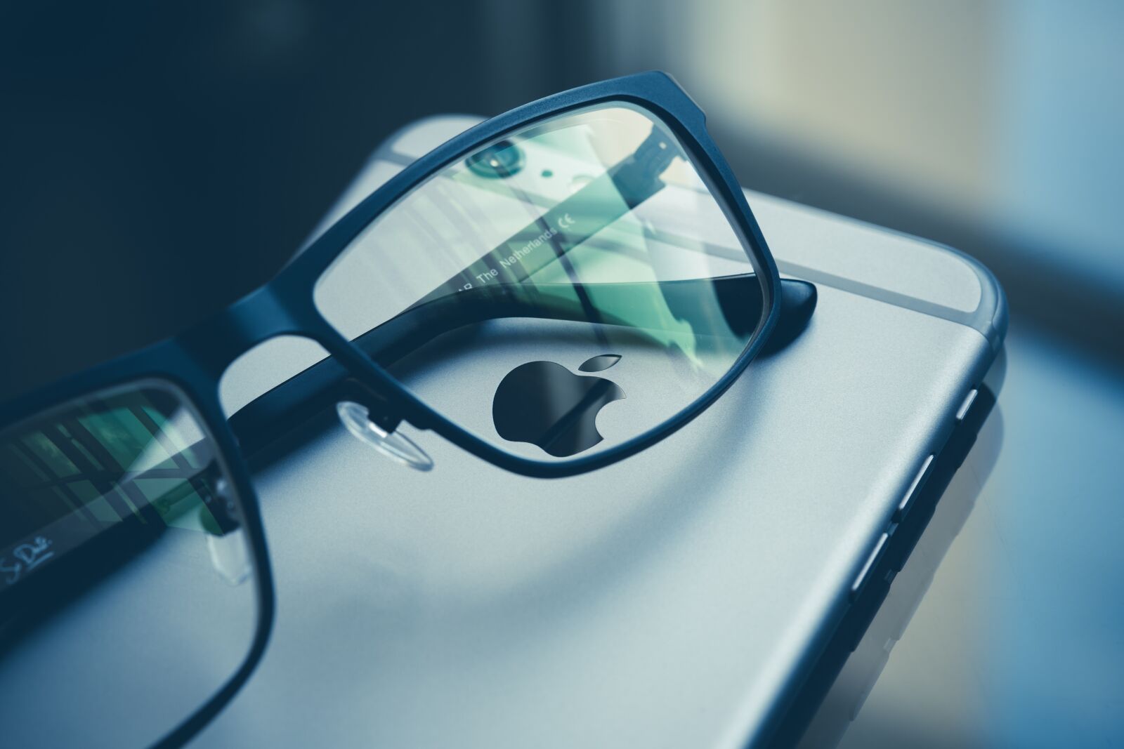 Canon EF 100mm F2.8 Macro USM sample photo. Apple, eye glasses, iphone photography