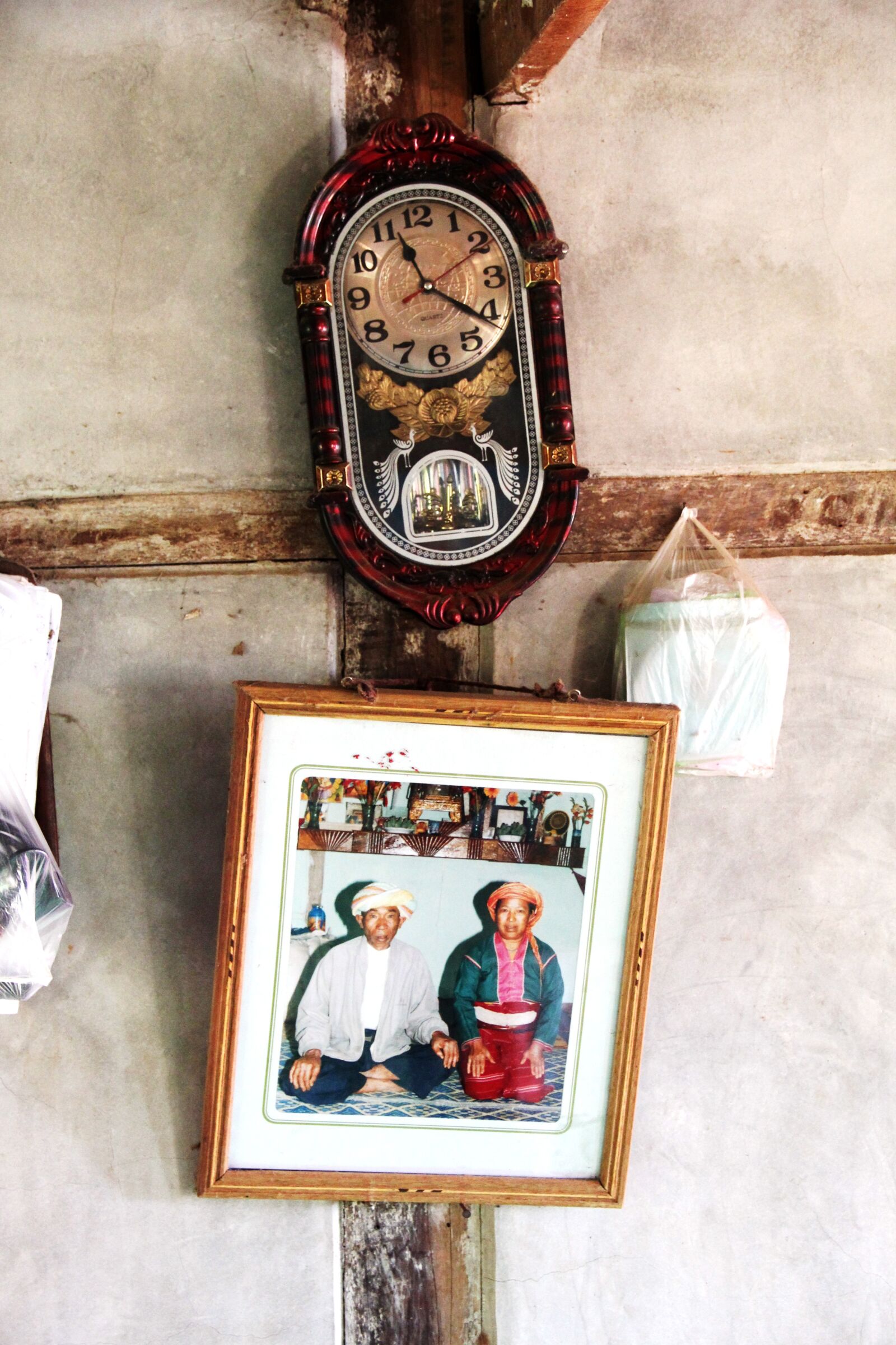 Canon EF-S 18-135mm F3.5-5.6 IS sample photo. Clock, wall clock, photos photography