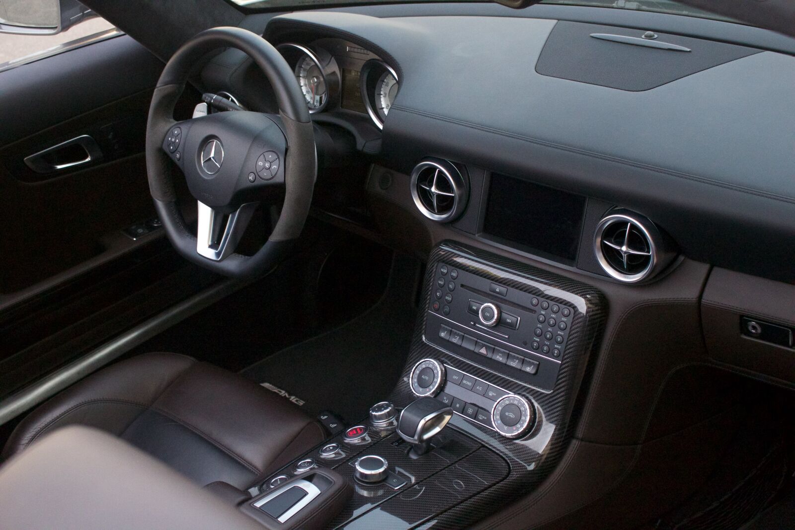 Canon EOS 100D (EOS Rebel SL1 / EOS Kiss X7) sample photo. Car, dashboard, vehicle photography