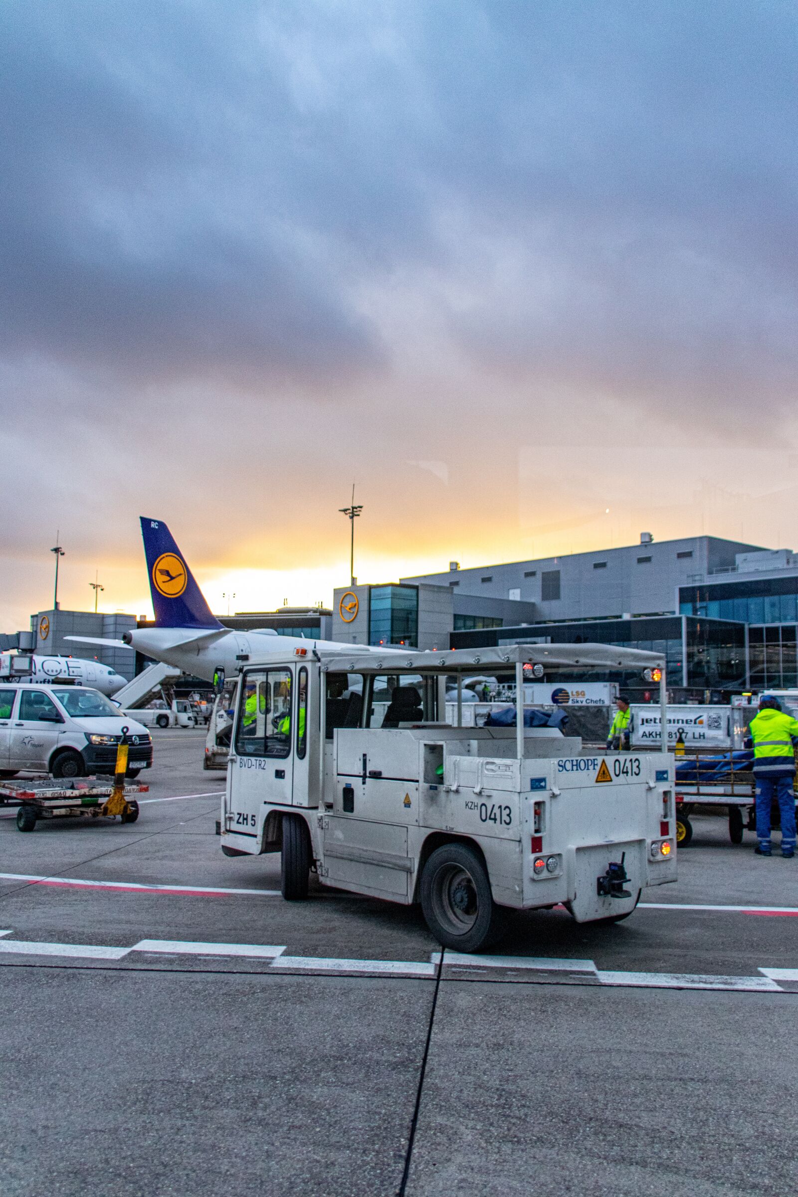 Canon EOS 77D (EOS 9000D / EOS 770D) sample photo. Road, truck, airport photography
