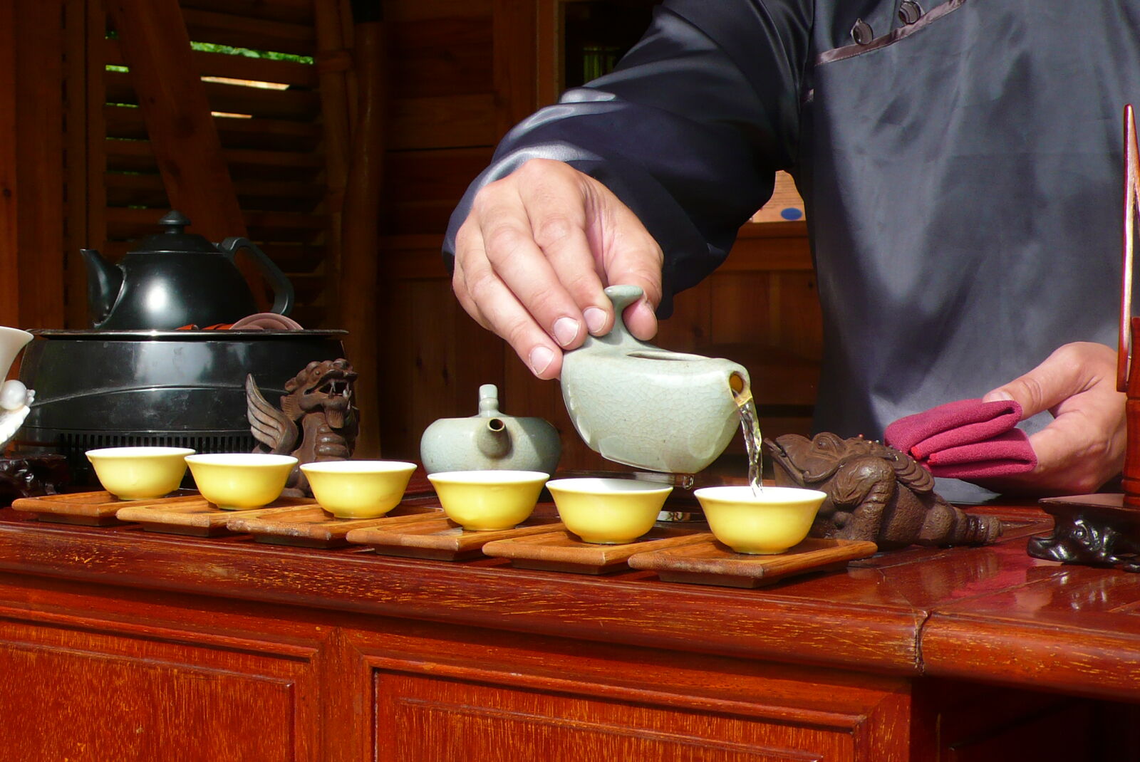 Panasonic DMC-LX2 sample photo. Cups, hands, kettle, man photography