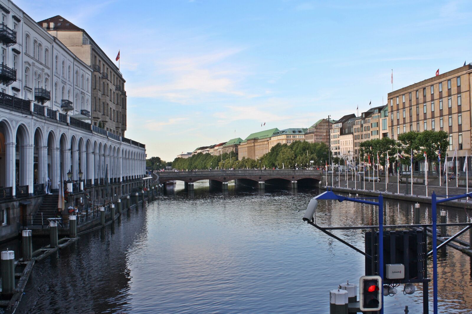 Canon EOS 1000D (EOS Digital Rebel XS / EOS Kiss F) sample photo. Rathausmarkt, alsterarkaden, architecture photography