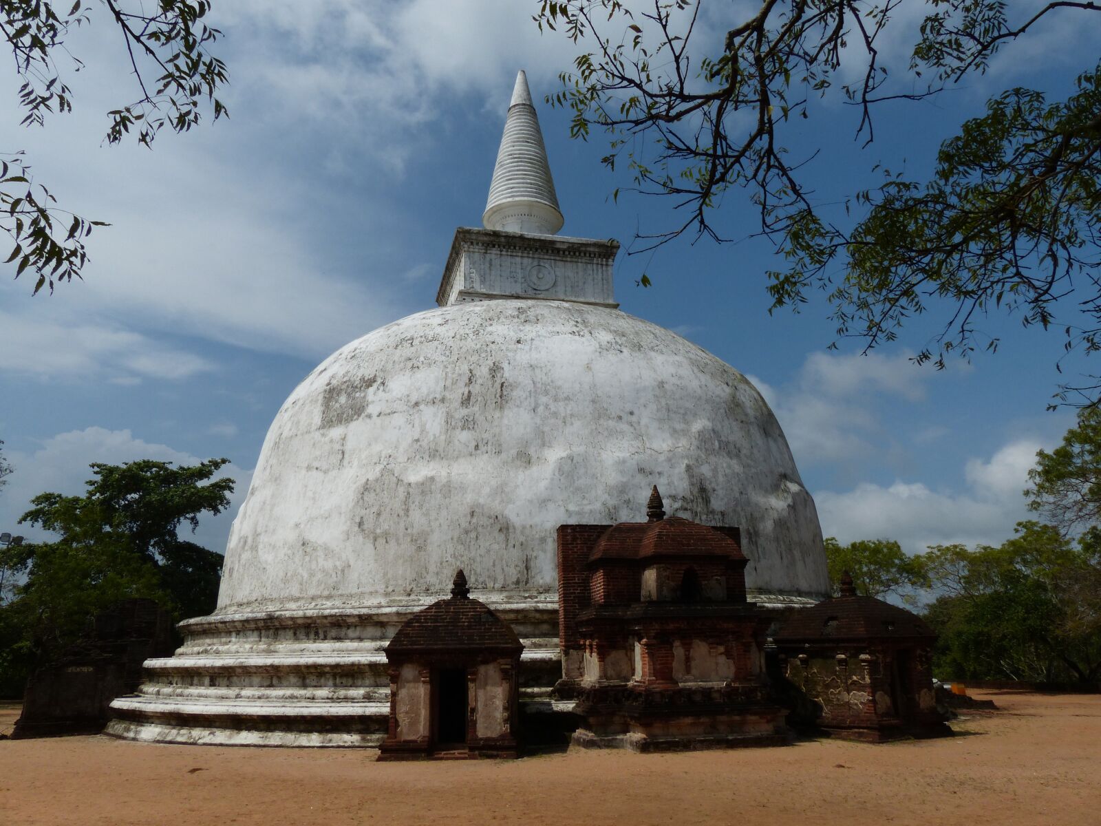 Panasonic Lumix DMC-FZ200 sample photo. Temple, sri lanka, buddhism photography
