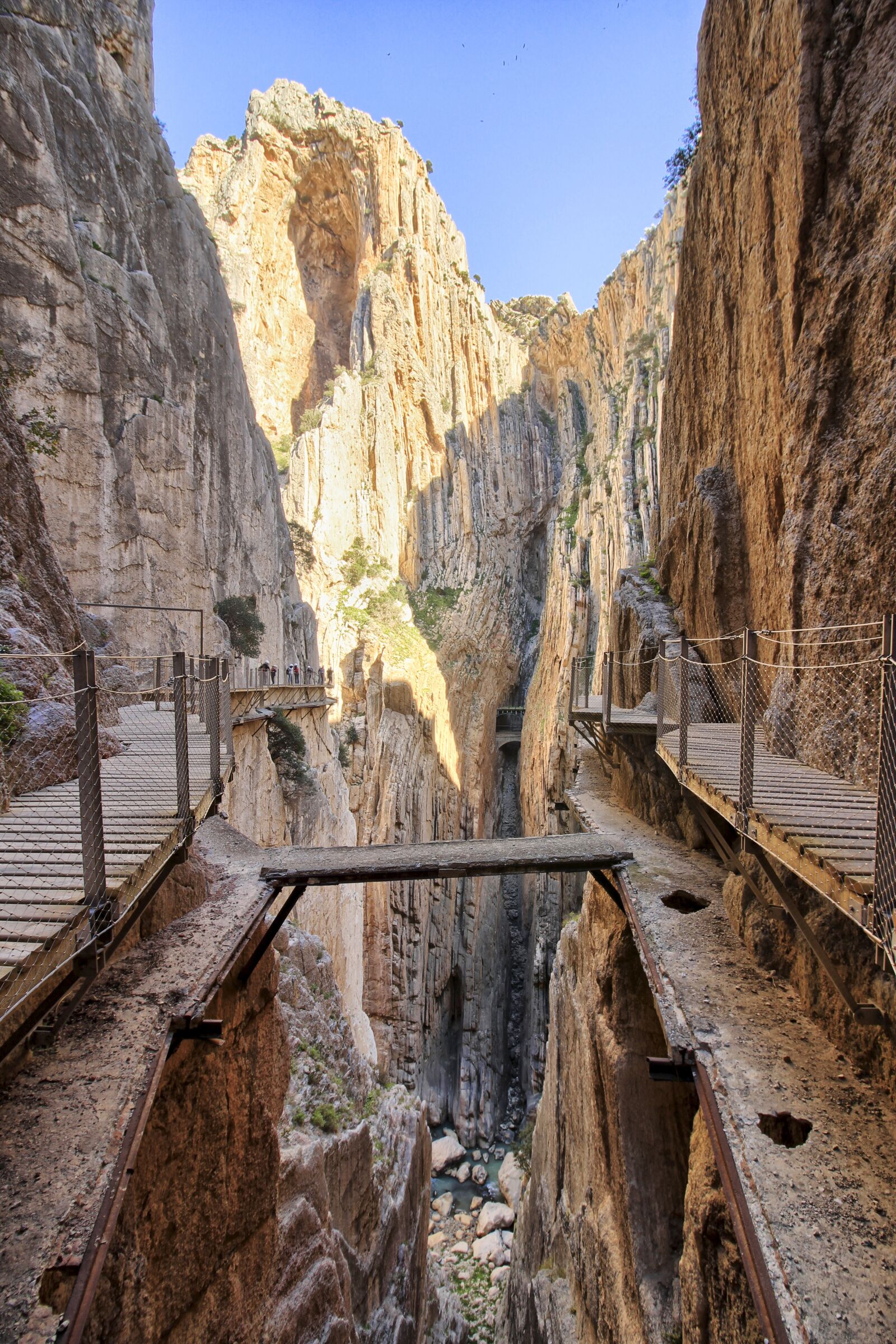 Canon EOS 600D (Rebel EOS T3i / EOS Kiss X5) + Canon EF-S 10-18mm F4.5–5.6 IS STM sample photo. Caminito del rey, architecture photography