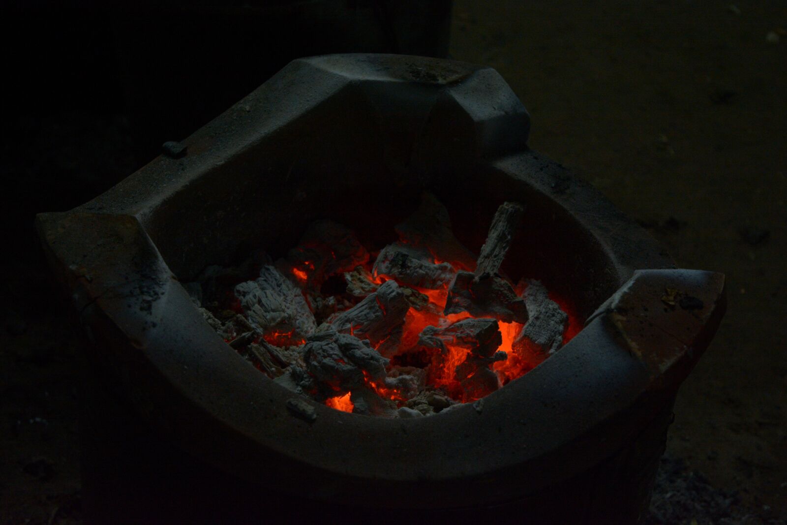 Nikon D7100 sample photo. The batteries, charcoal, charcoal photography