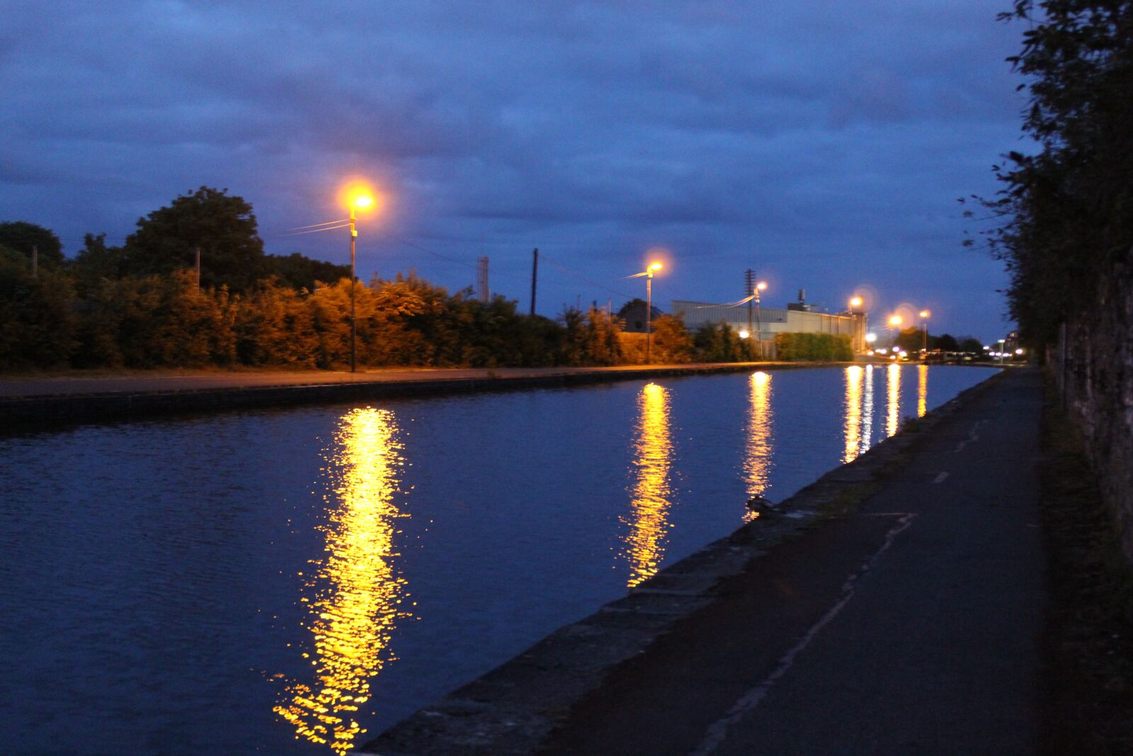 Canon EOS 4000D (EOS Rebel T100 / EOS 3000D) sample photo. Streetlights, water, city photography