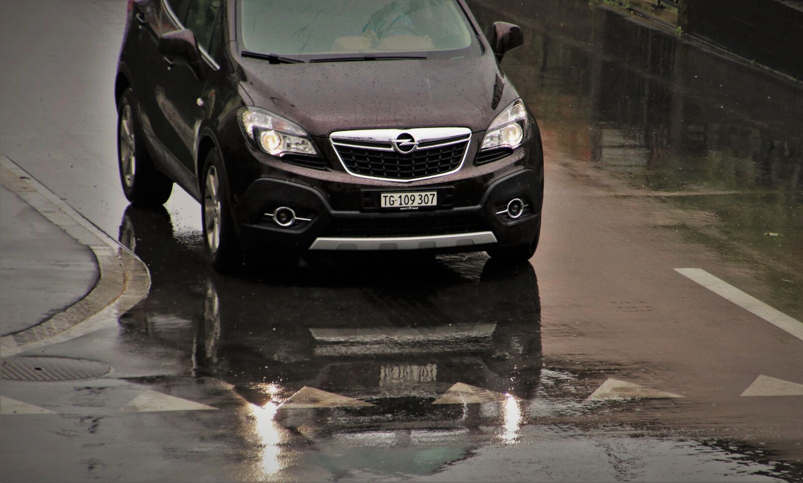 Canon EOS 80D sample photo. Street, rain, wet photography