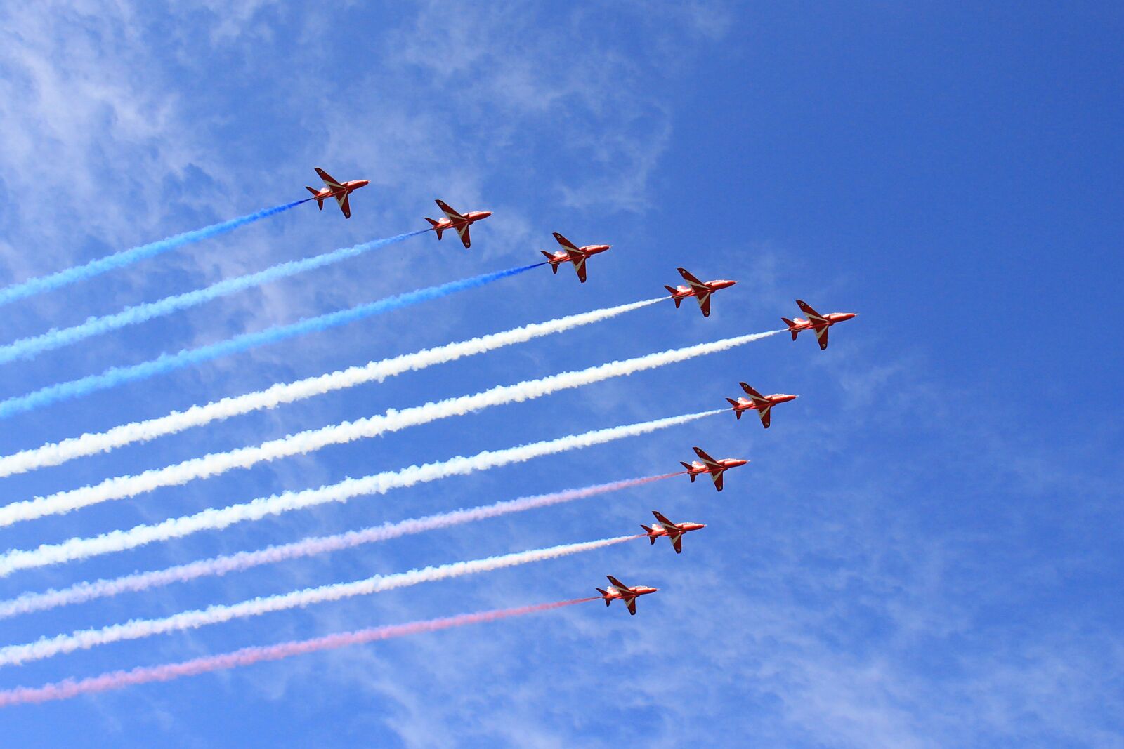 Canon EOS 600D (Rebel EOS T3i / EOS Kiss X5) + Canon EF-S 18-200mm F3.5-5.6 IS sample photo. The red arrows, red photography