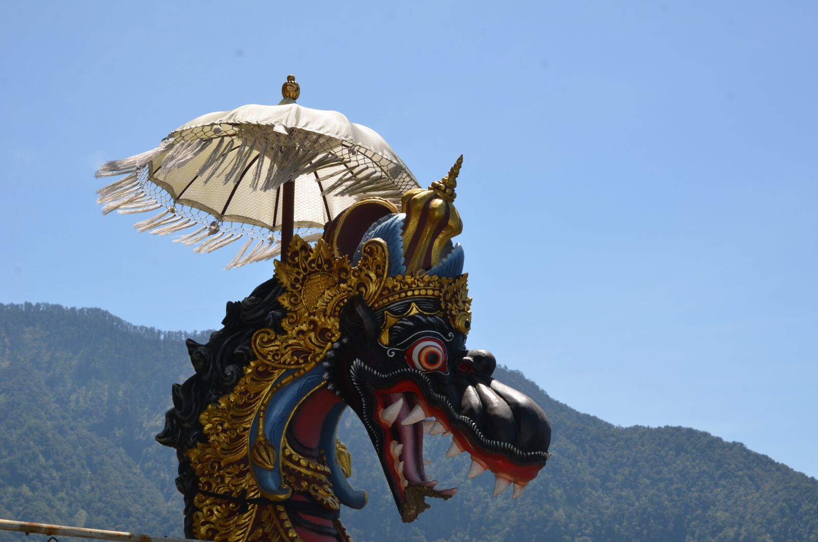 Nikon D7000 sample photo. Dragon, umbrella, sculpture photography