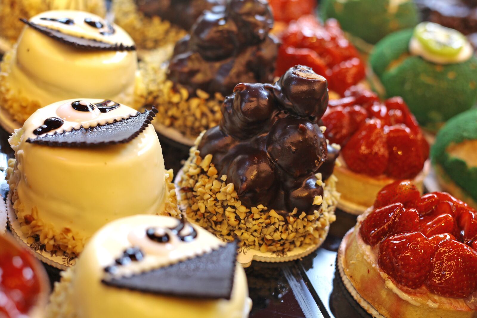 Canon EOS 5D Mark II sample photo. Cake, profiteroles cake, strawberry photography