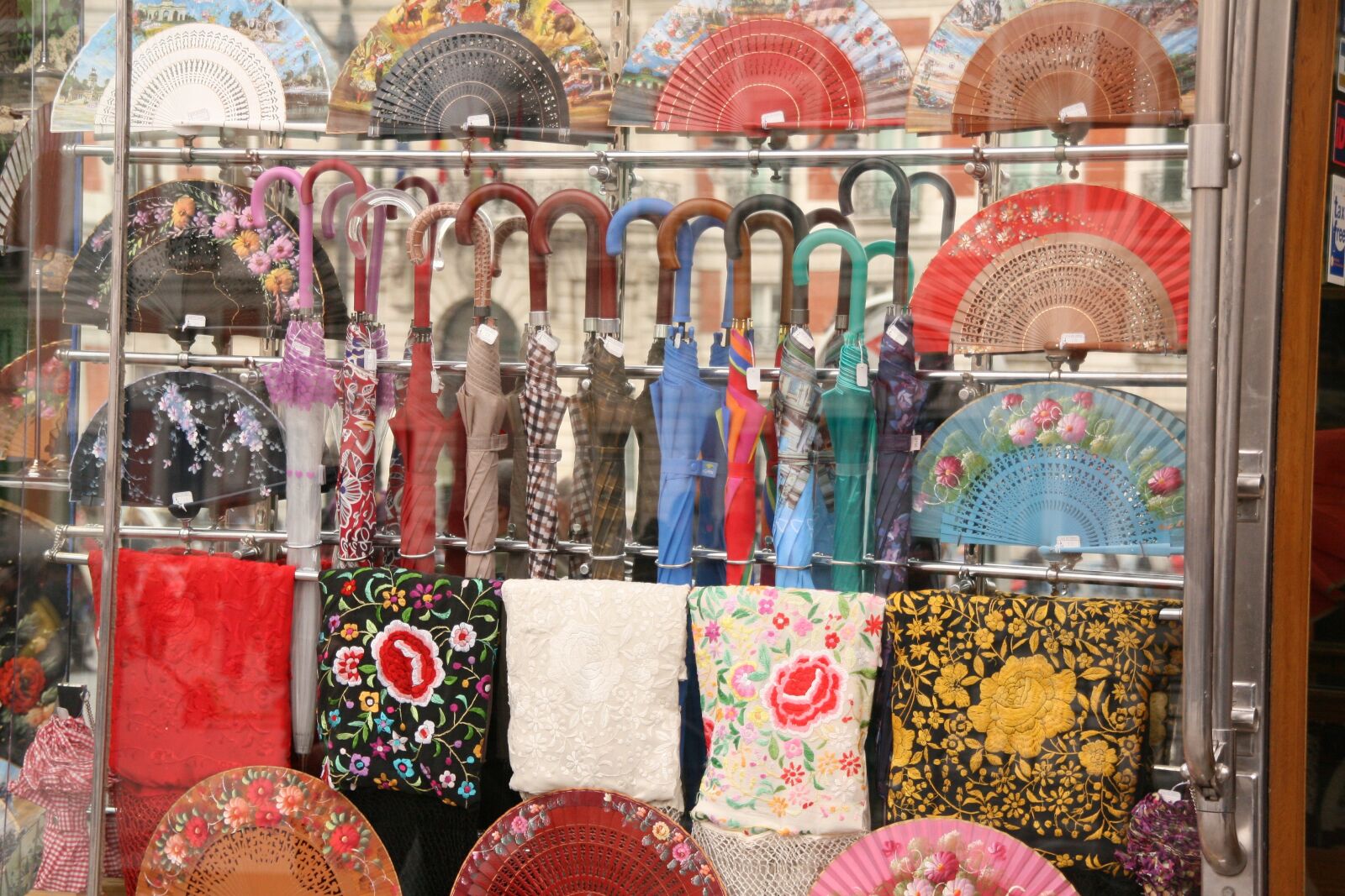 Canon EOS 400D (EOS Digital Rebel XTi / EOS Kiss Digital X) sample photo. Umbrella, handkerchiefs, madrid photography