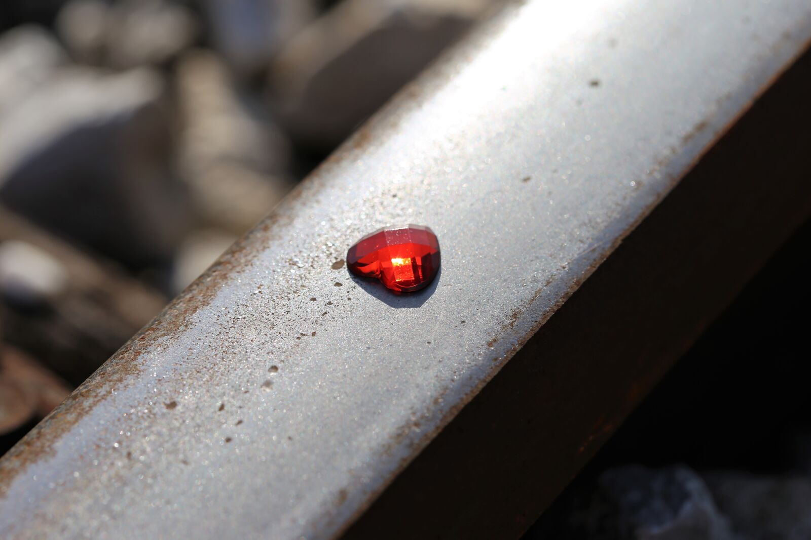 Canon EOS 6D + Canon EF 100mm F2.8 Macro USM sample photo. Glowing red heart on photography