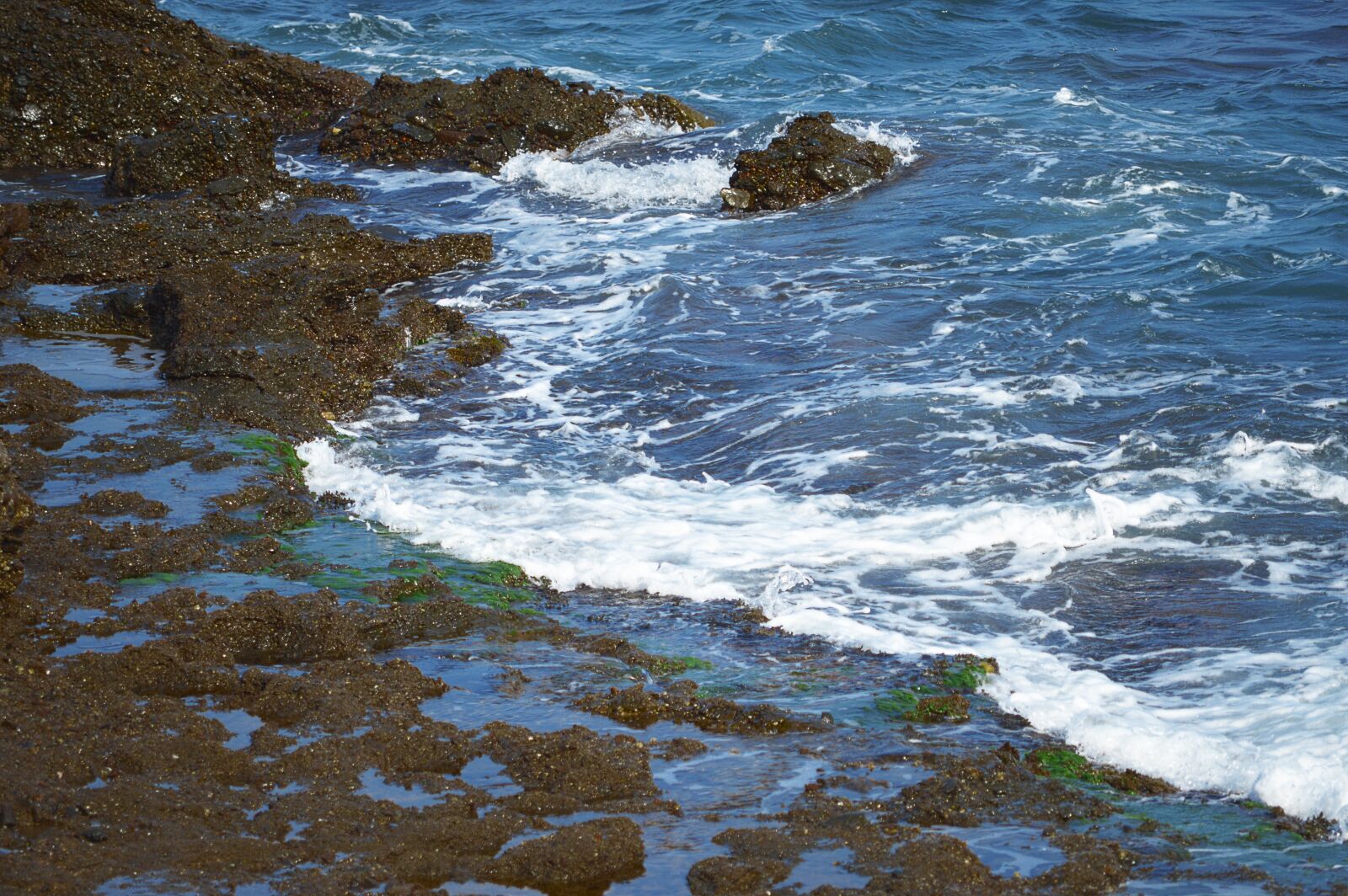 Nikon D3200 sample photo. Sea foam, foam, rocks photography