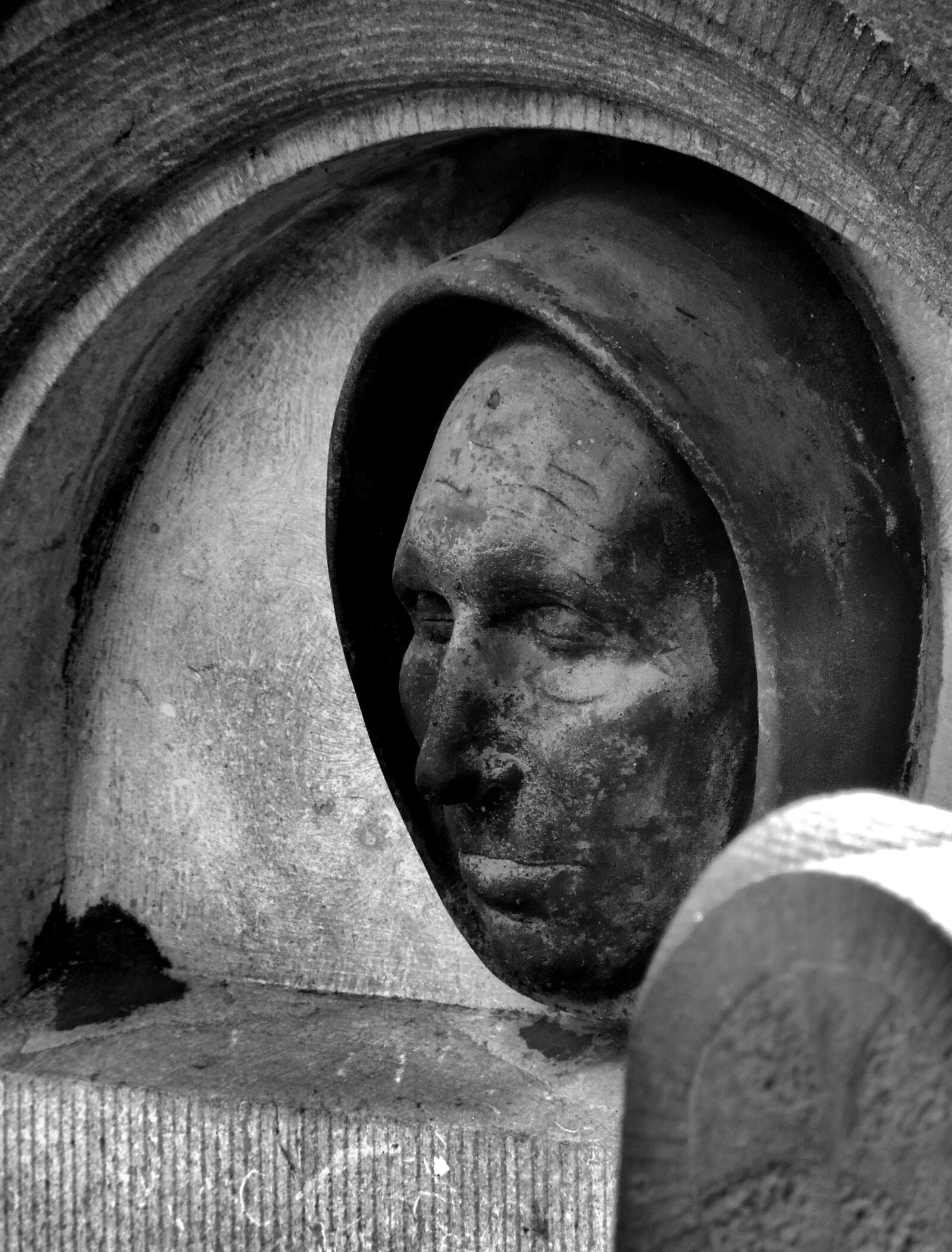 Nikon Coolpix P510 sample photo. Face, dark, grave photography