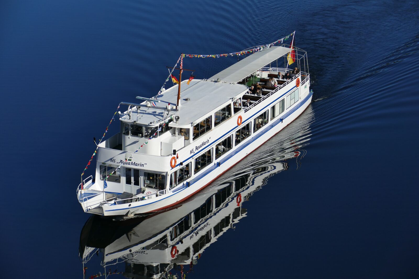 Panasonic Lumix DMC-FZ1000 sample photo. Tourist ship, oker, water photography