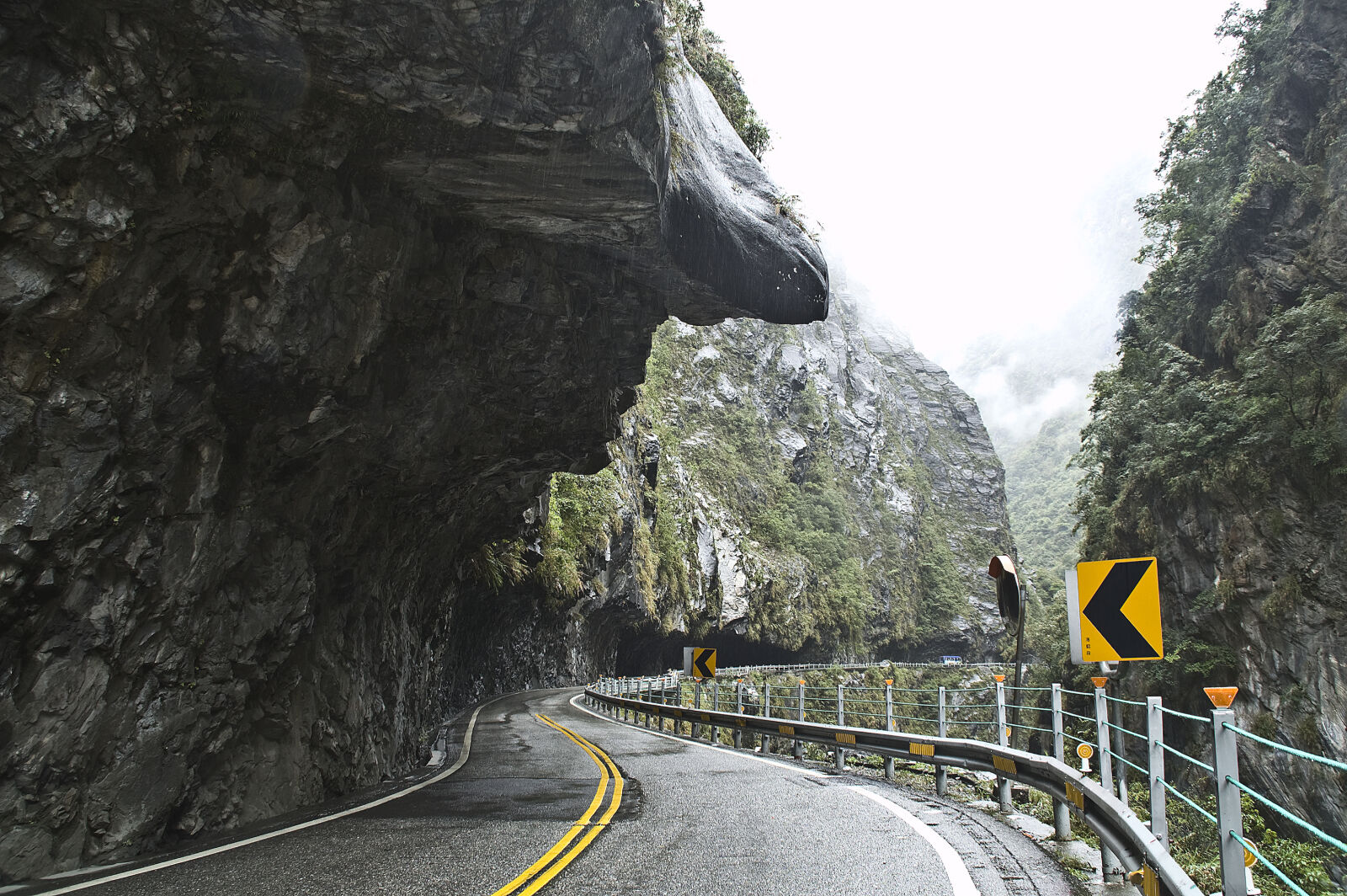 Nikon D50 sample photo. Road, curve, cliff, steep photography