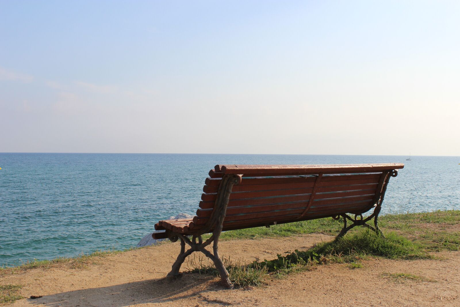 Canon EOS 600D (Rebel EOS T3i / EOS Kiss X5) sample photo. Bench, beach, sea photography