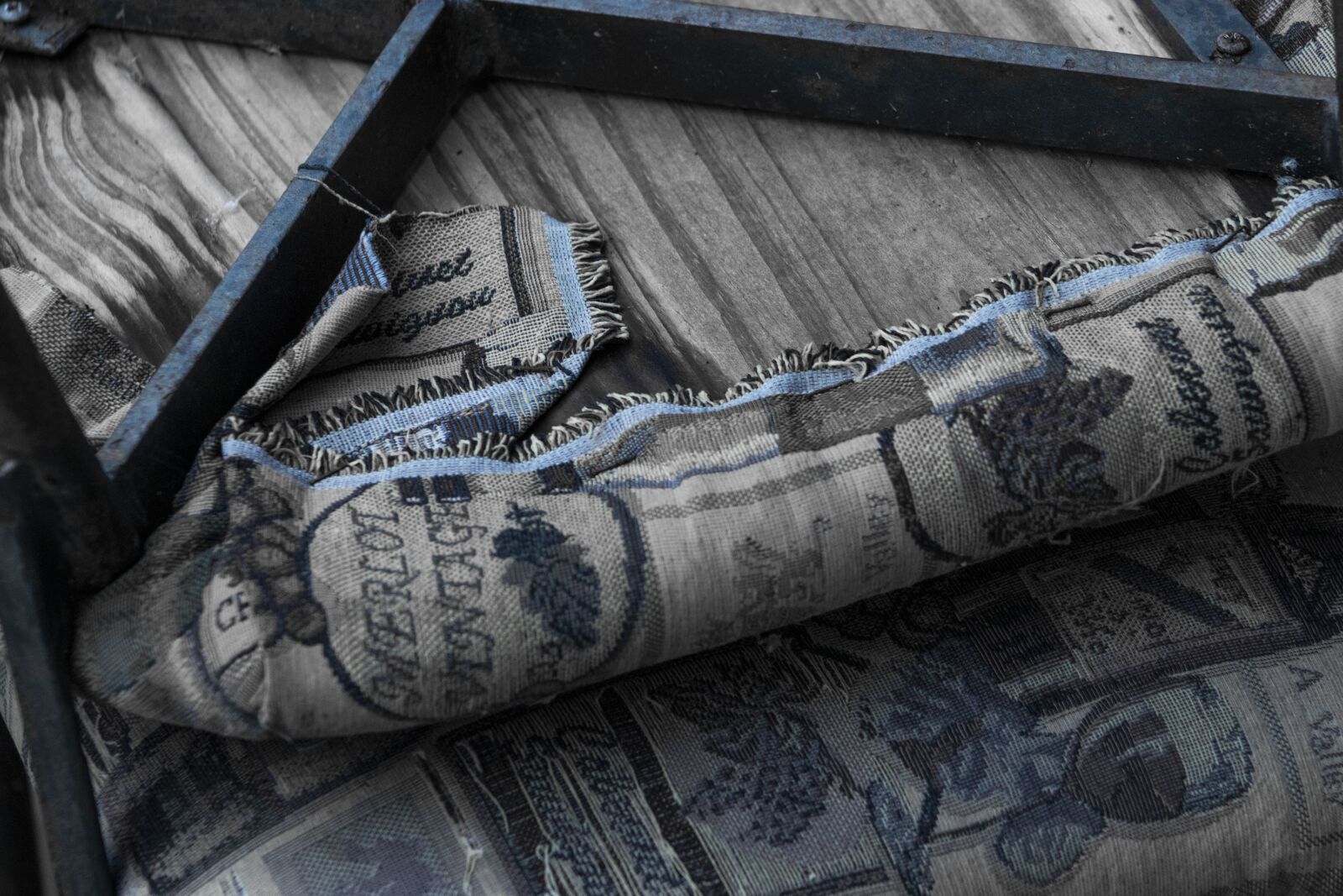 Canon EF75-300mm f/4-5.6 sample photo. Chair, old, fabric photography