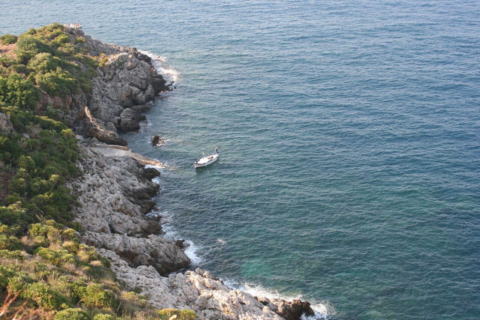 Canon EOS 400D (EOS Digital Rebel XTi / EOS Kiss Digital X) sample photo. Sea, cliff, italy photography