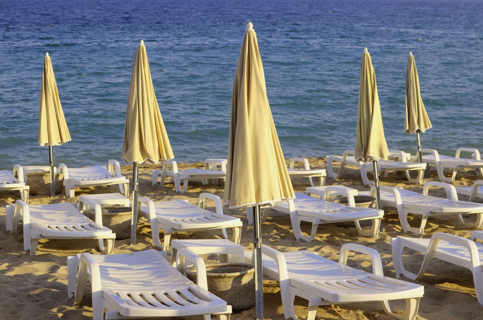 Canon EOS 750D (EOS Rebel T6i / EOS Kiss X8i) sample photo. Beach, sea, by the photography